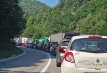 Gužve na cestama zbog pojačanog saobraćaja prema Srebrenici: Radovi usporavaju vožnju