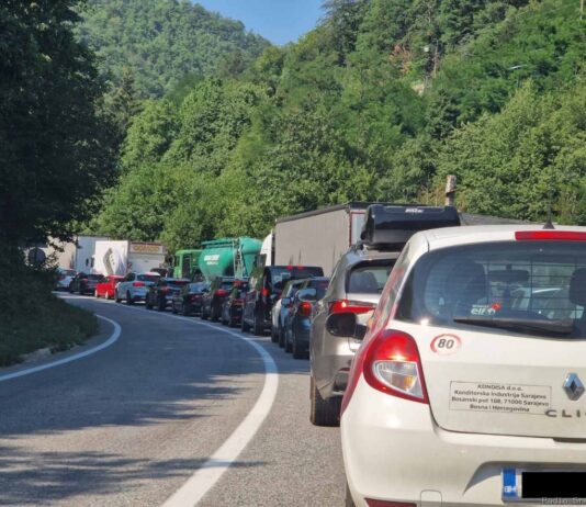 Gužve na cestama zbog pojačanog saobraćaja prema Srebrenici: Radovi usporavaju vožnju