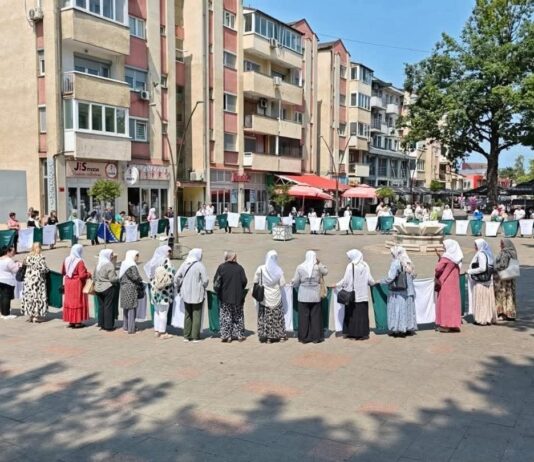 Prva godišnjica mirnog okupljanja u Srebreniku, godina dana ustrajnosti, sjećanja i borbe za pravdu.