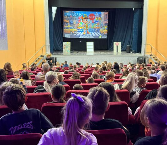 Festival “ Vezeni most”:U Srebreniku održana dječija edukativno-zabavna predstava „Saobraćajko“