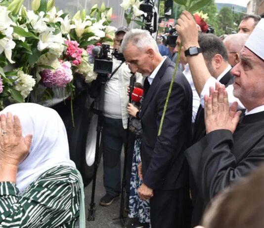 Kolona sa žrtvama genocida ispraćena iz Sarajeva za Potočare