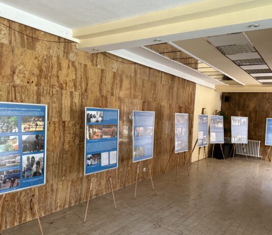 U Domu kulture u Srebreniku postavljena izložba posvećena ratnim dešavanjima i genocidu u Srebrenici