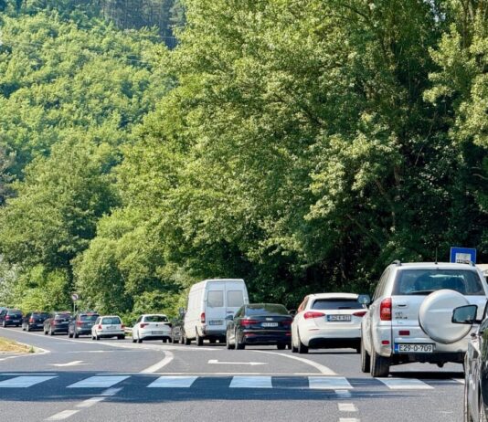 Gužve i zastoji na cestama BiH, duge kolone na GP Izačić i Velika Klauša