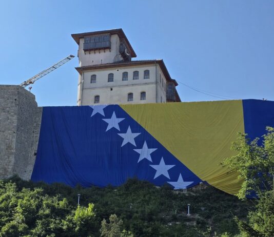 Nakon Tuzle i Srebrenika, najveća zastava BiH na kuli Husein-kapetana Gradaščevića