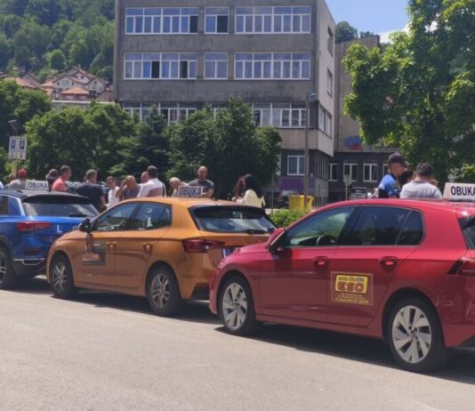 Tuzla: Počeo protest autoškola
