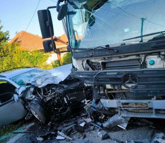 Teška nesreća kod Kalesije: Sudarili se automobil i kamion, tri osobe povrijeđene