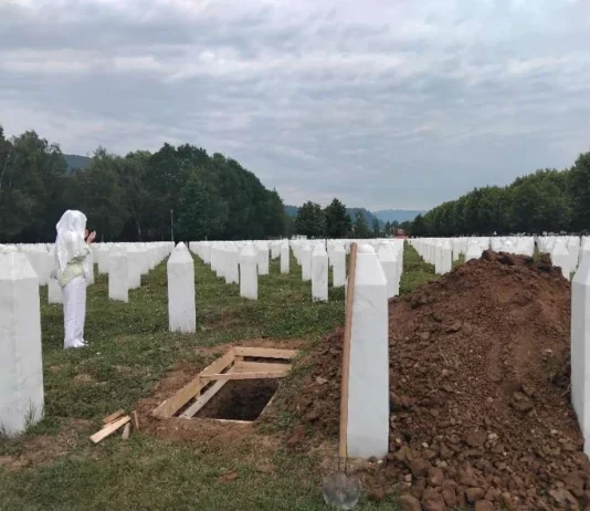 U Potočarima počelo kopanje mezara za deset identifikovanih žrtava genocida
