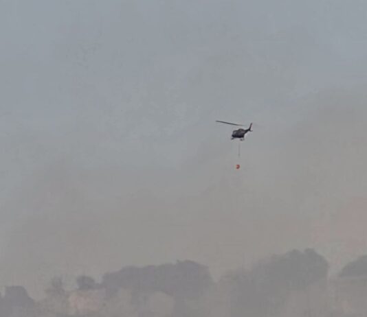 Helikopter OS BiH od ranih jutarnjih sati gasi požar na području Konjica