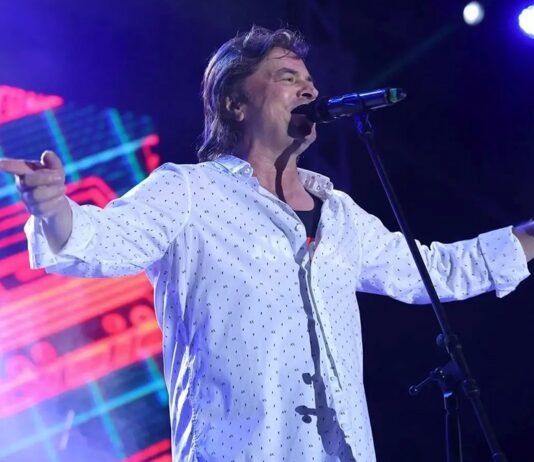 Otkazan koncert Alena Islamovića u Zavidovićima jer je 11. jula pjevao u Srbiji