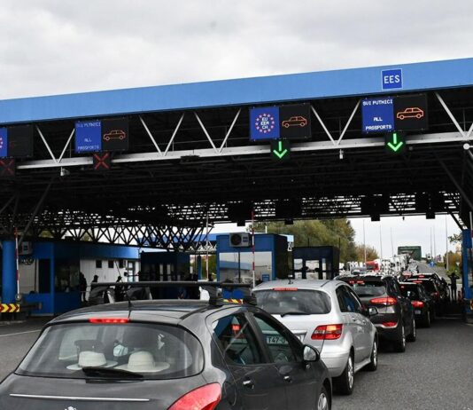 Granični prijelaz Županja: Kod državljanina BiH pronađena veća količina neprijavljene gotovine u eurima, francima i dolarima.