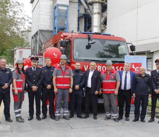 Lukavac Cement uručio vatrogasno vozilo Profesionalnoj vatrogasnoj jedinici