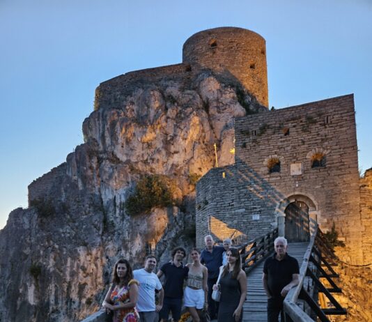 OGUS: Likovni umjetnici posjetili Stari grad i obišli Srebrenik